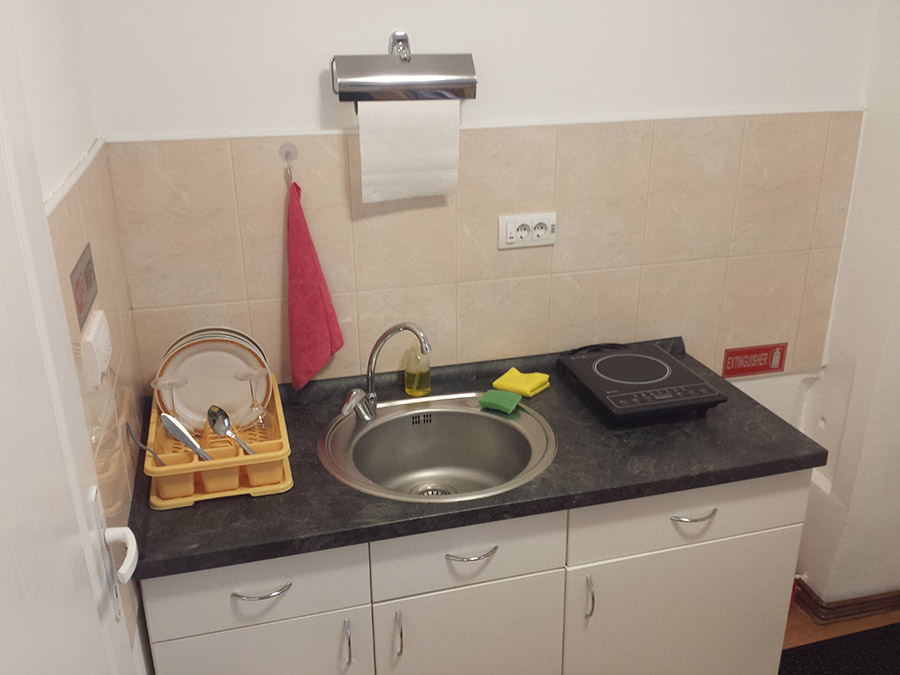 Fully equipped kitchenette in a private studio apartment in Subotica