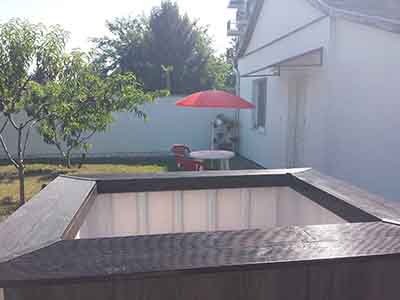 Private outdoor wood-fired hot tub for couples in Subotica